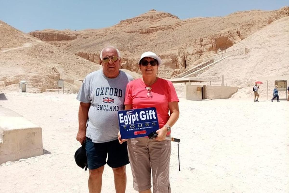 Un hombre y una mujer sosteniendo un cartel en el desierto
