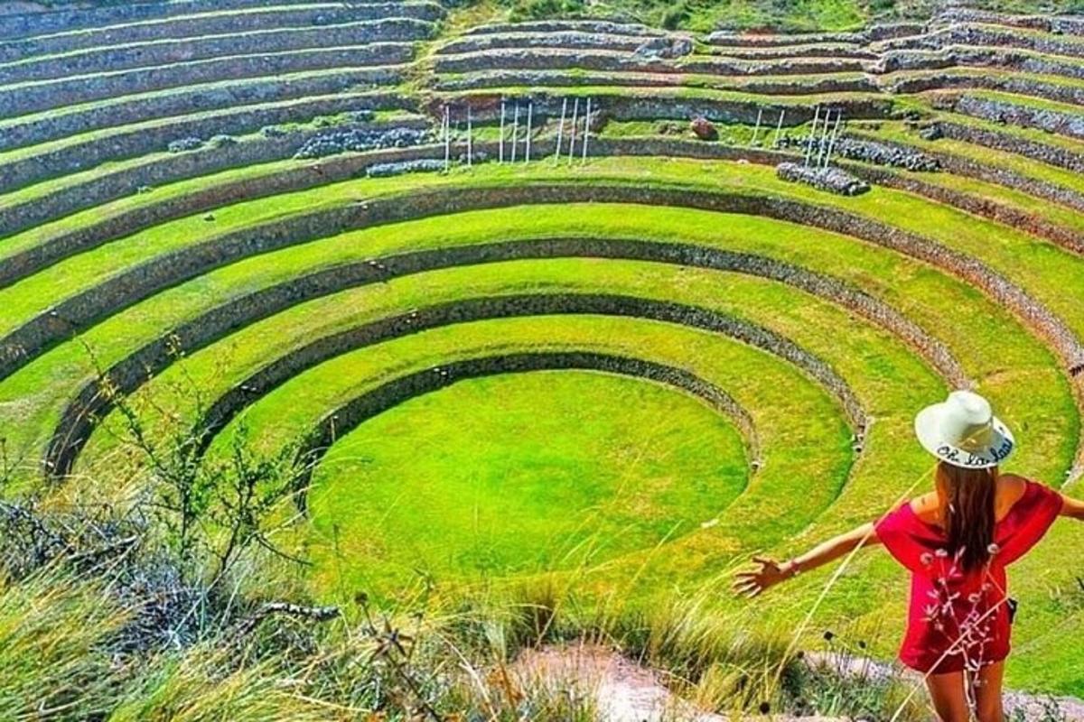 isang babaeng nakatayo sa harap ng amphitheater
