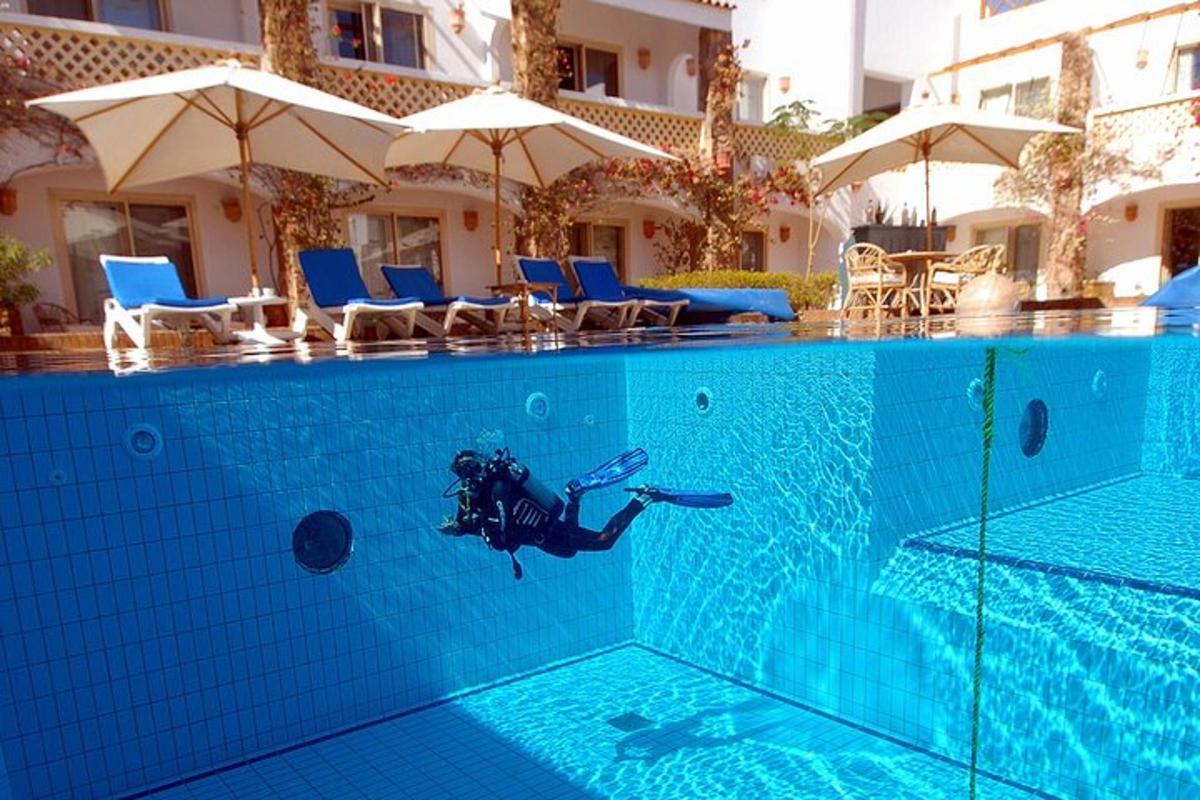 un bussejador a l'aigua d'una piscina