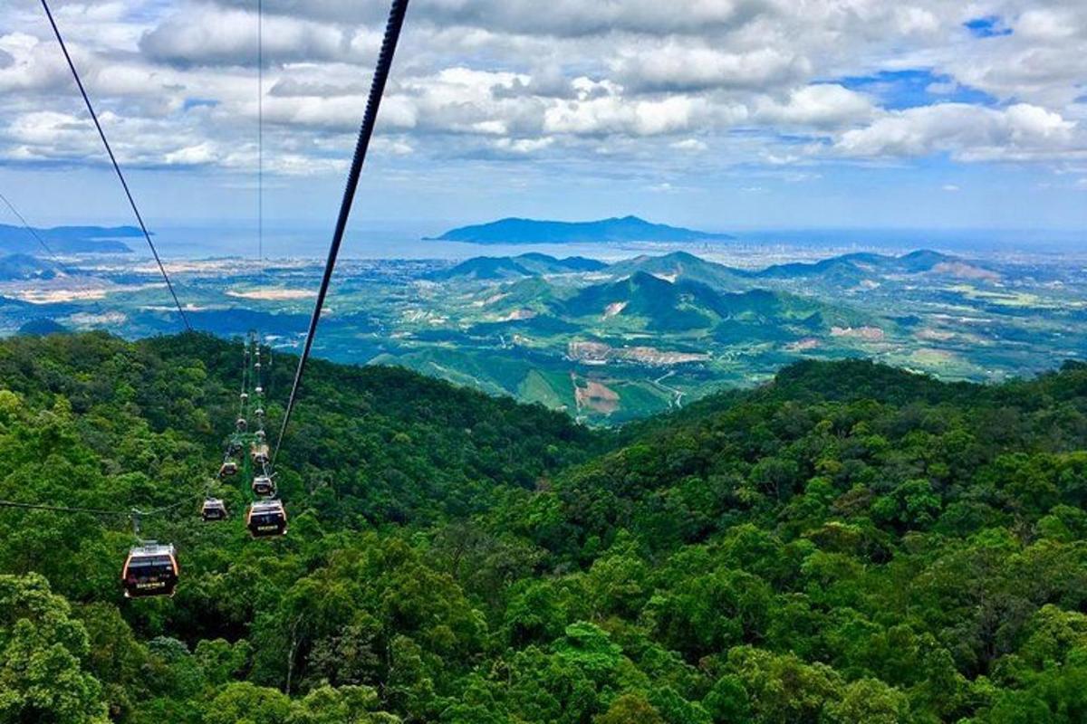 un gruppo di gondole che volano attraverso le montagne
