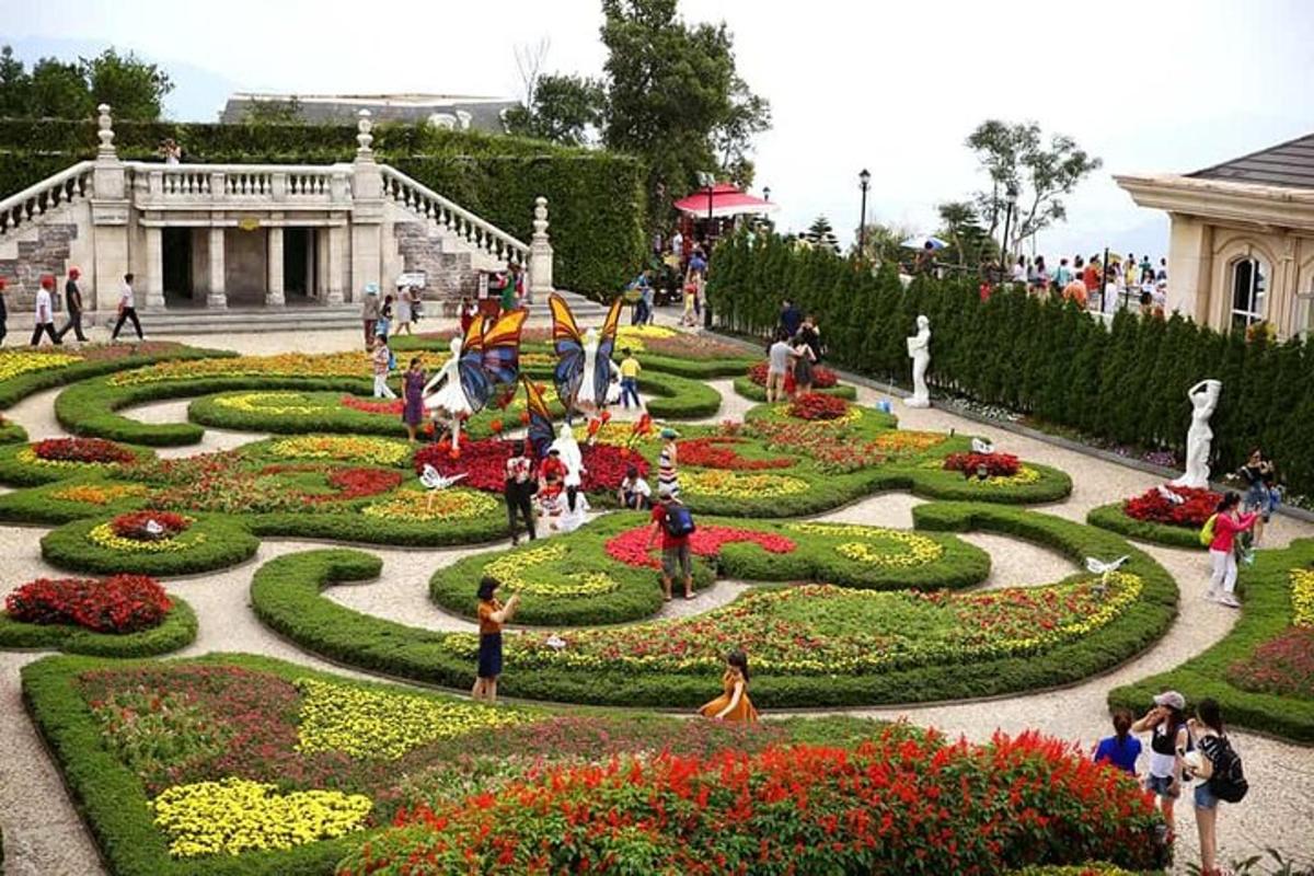 un giardino con fiori e persone che camminano intorno