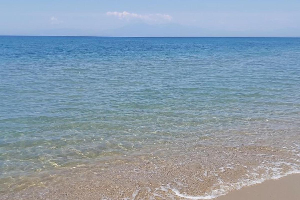 una vista de l'oceà amb una platja de sorra