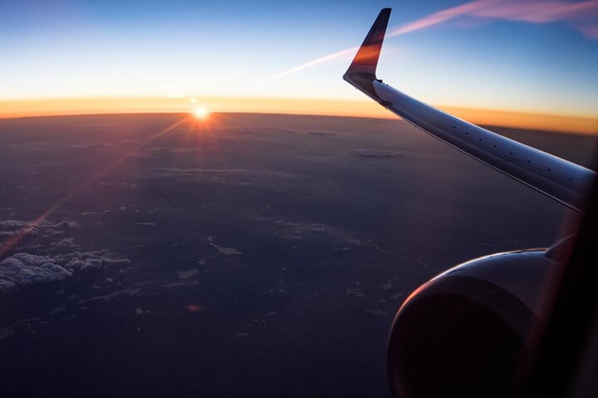 una vista de la posta de sol des de la finestra d'un avió