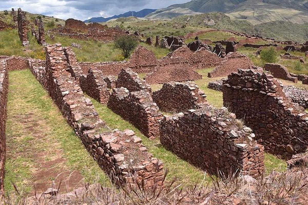 un grupo de edificios de piedra en un campo