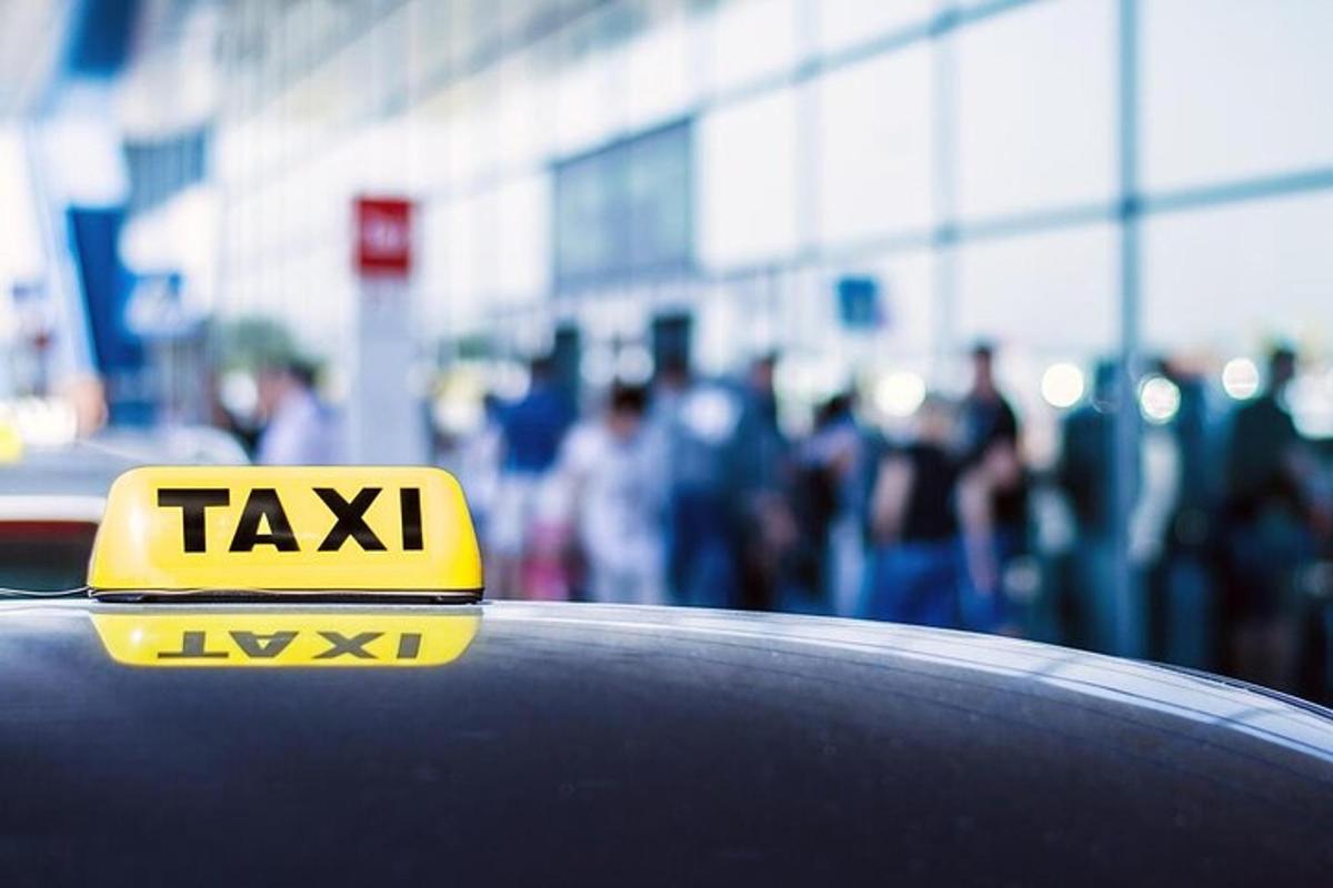un rètol groc de taxi al capó d'un cotxe