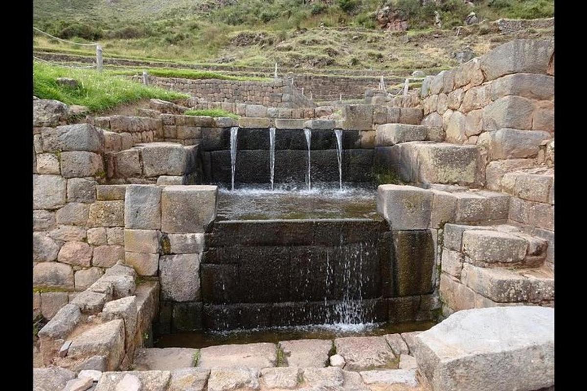 Una fuente de piedra de la que sale agua.