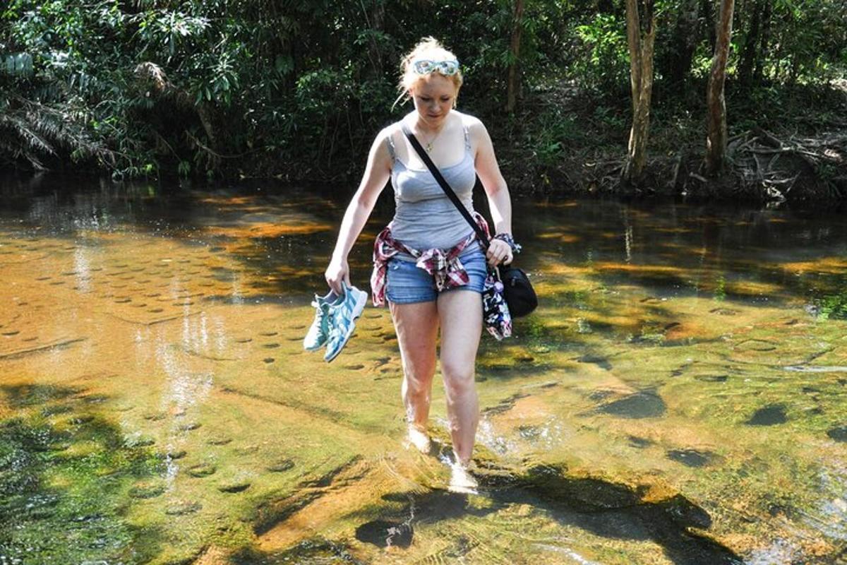žena kráčející po vodě v řece