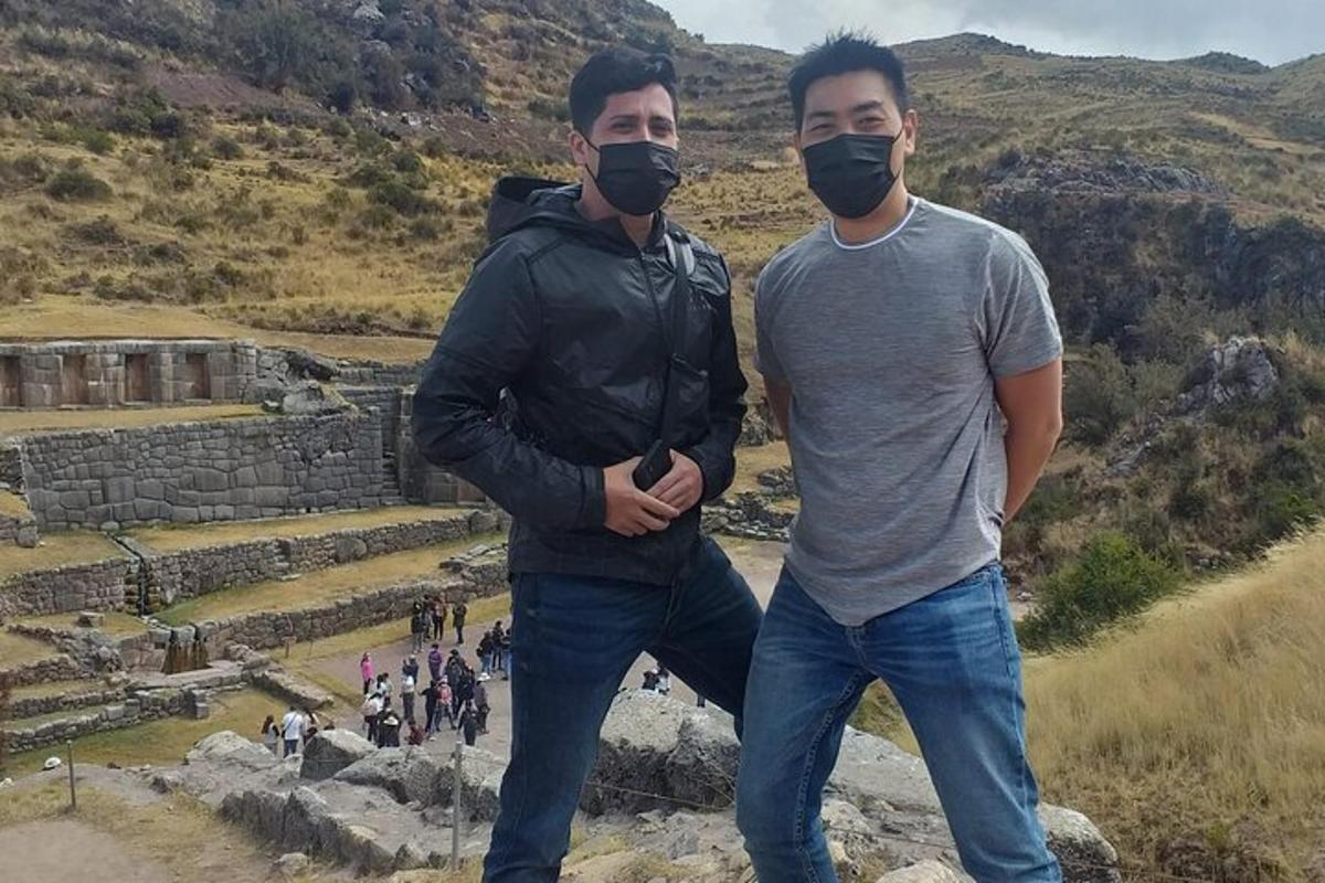 dos homes amb màscares drets a la part superior d'una piràmide