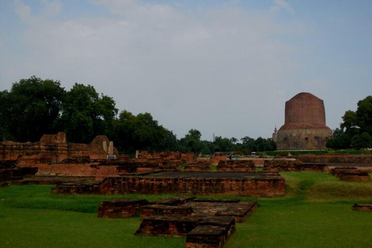 um grande campo com um monumento ao fundo