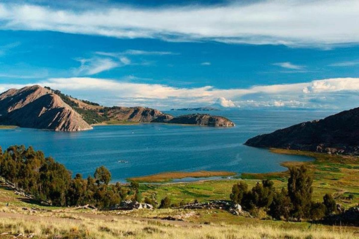um grande corpo de água com montanhas ao fundo