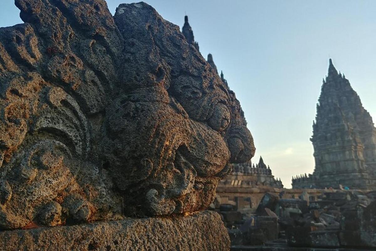 una vista di un tempio con una statua di leone