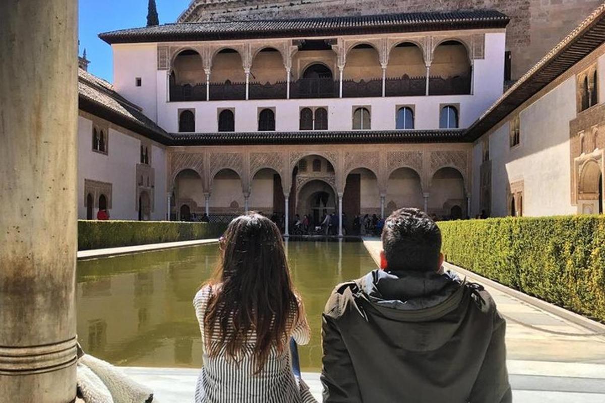 un uomo e una donna seduti davanti a un edificio