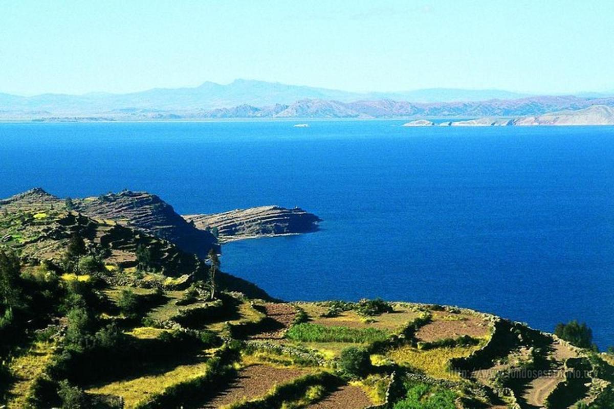 una vista aérea de un gran cuerpo de agua