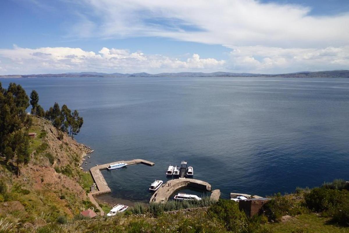una isla en medio de una gran masa de agua