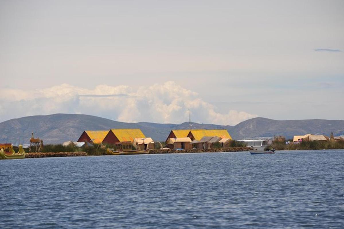 un grupo de casas en la orilla de un cuerpo de agua