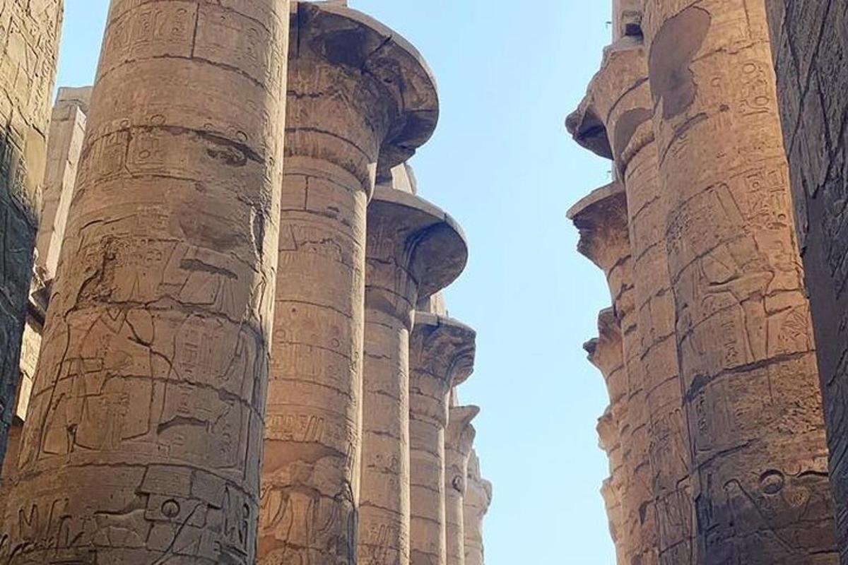 dues columnes altes amb escrits al costat d'un edifici