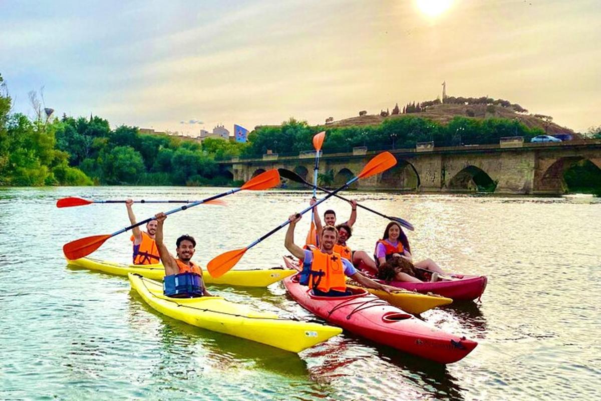 un gruppo di persone che navigano in kayak su un fiume