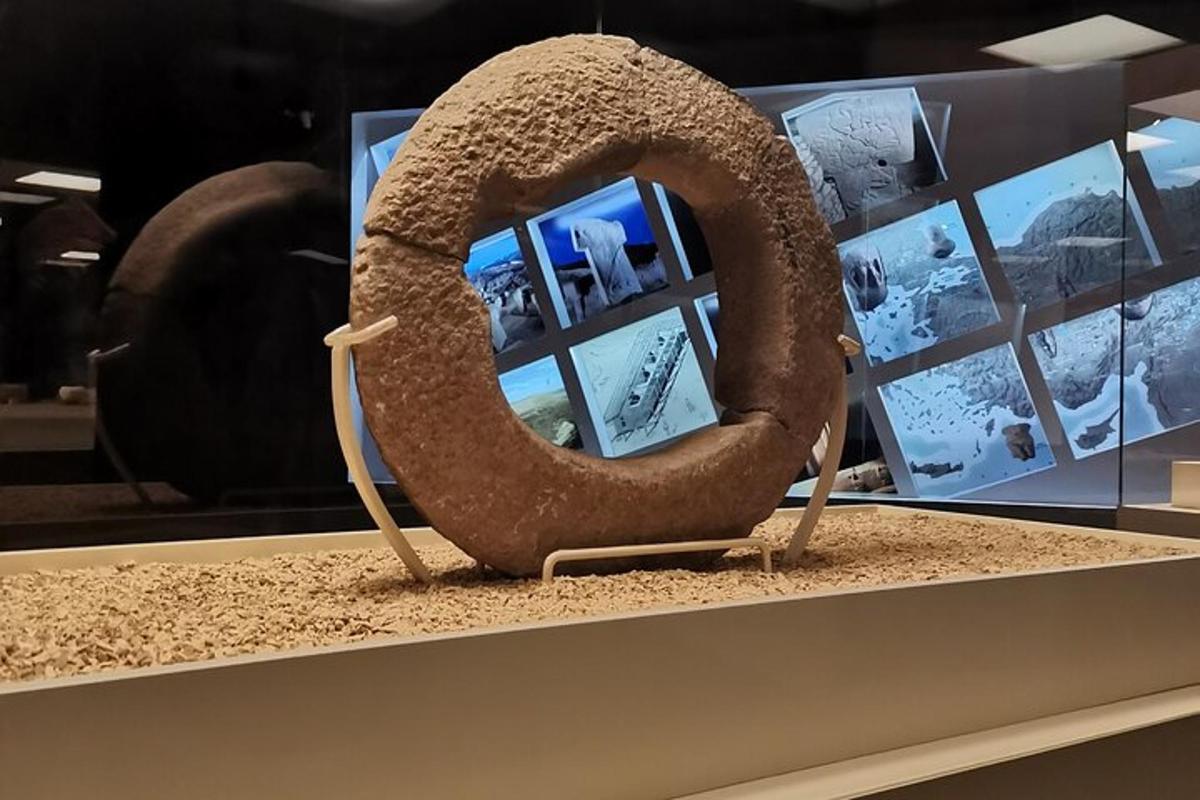 Una escultura de un pretzel sobre una mesa.