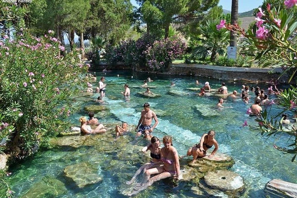 μια ομάδα ανθρώπων που κάθονται σε μια πισίνα