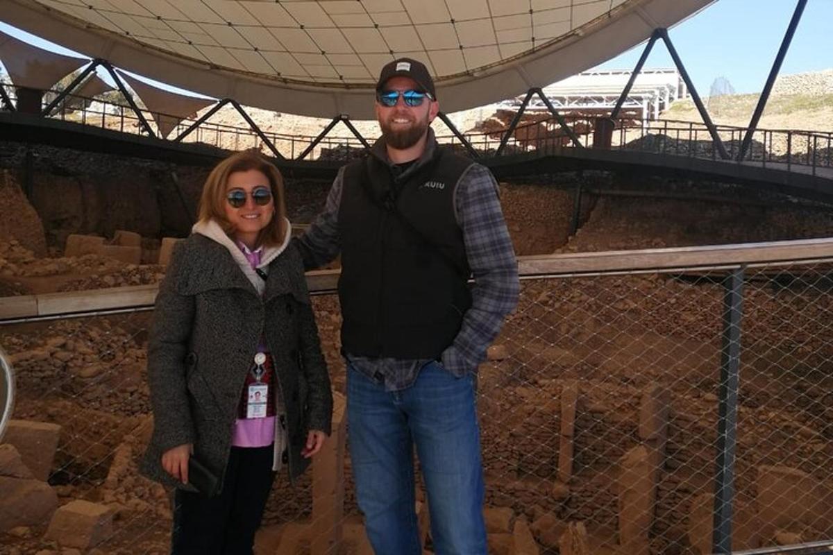 un uomo e una donna in piedi davanti a uno stadio