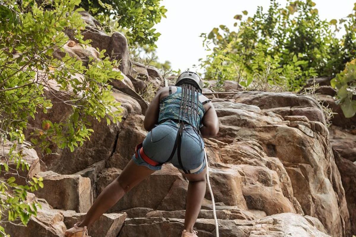Una persona está escalando una montaña rocosa