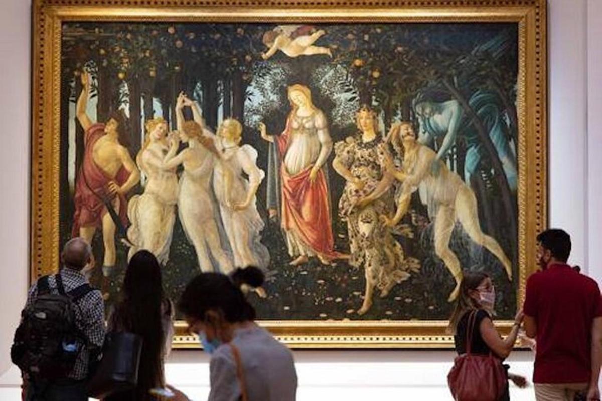 美術館の絵画の前に立つ人々