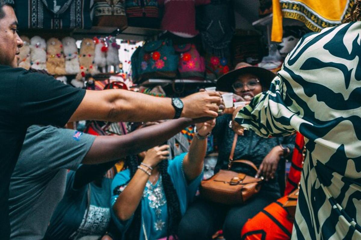 sekelompok orang berjabat tangan di toko