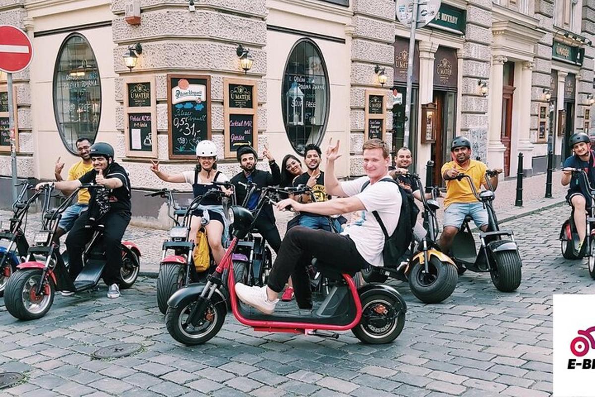 skupina lidí jedoucích na koloběžkách po ulici