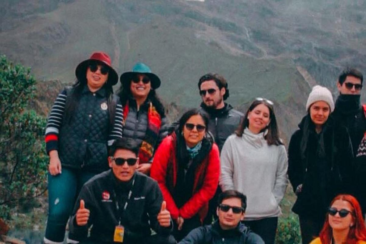 sekelompok orang berpose untuk foto di gunung
