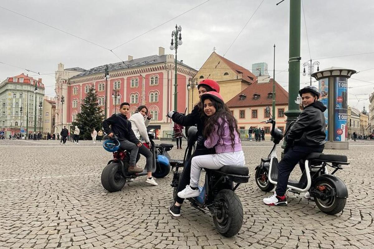 skupina lidí jedoucích na koloběžkách po ulici