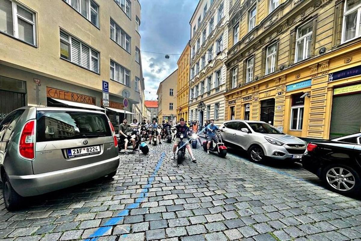 skupina lidí jedoucích na motorkách na městské ulici