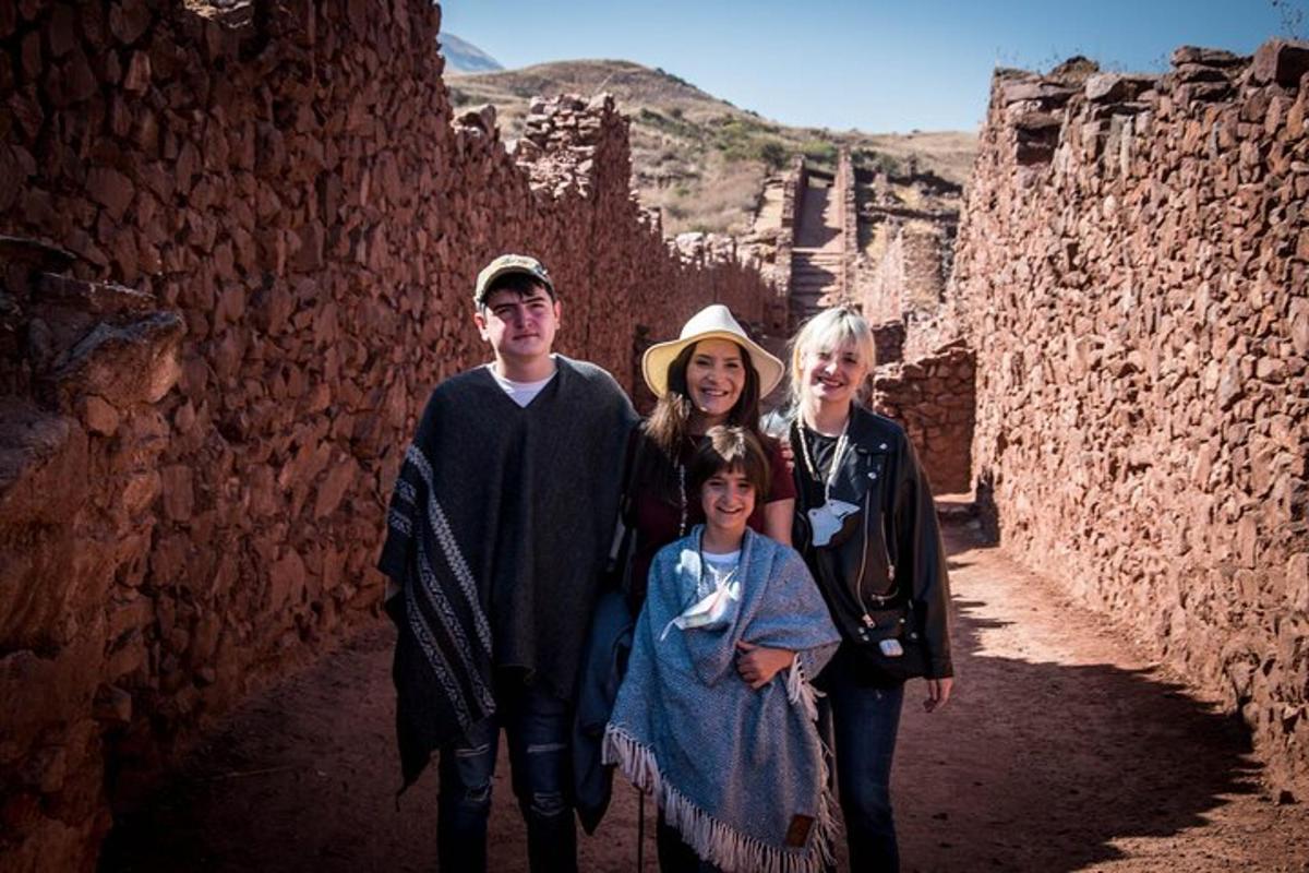 una família posant per a una foto en un carreró
