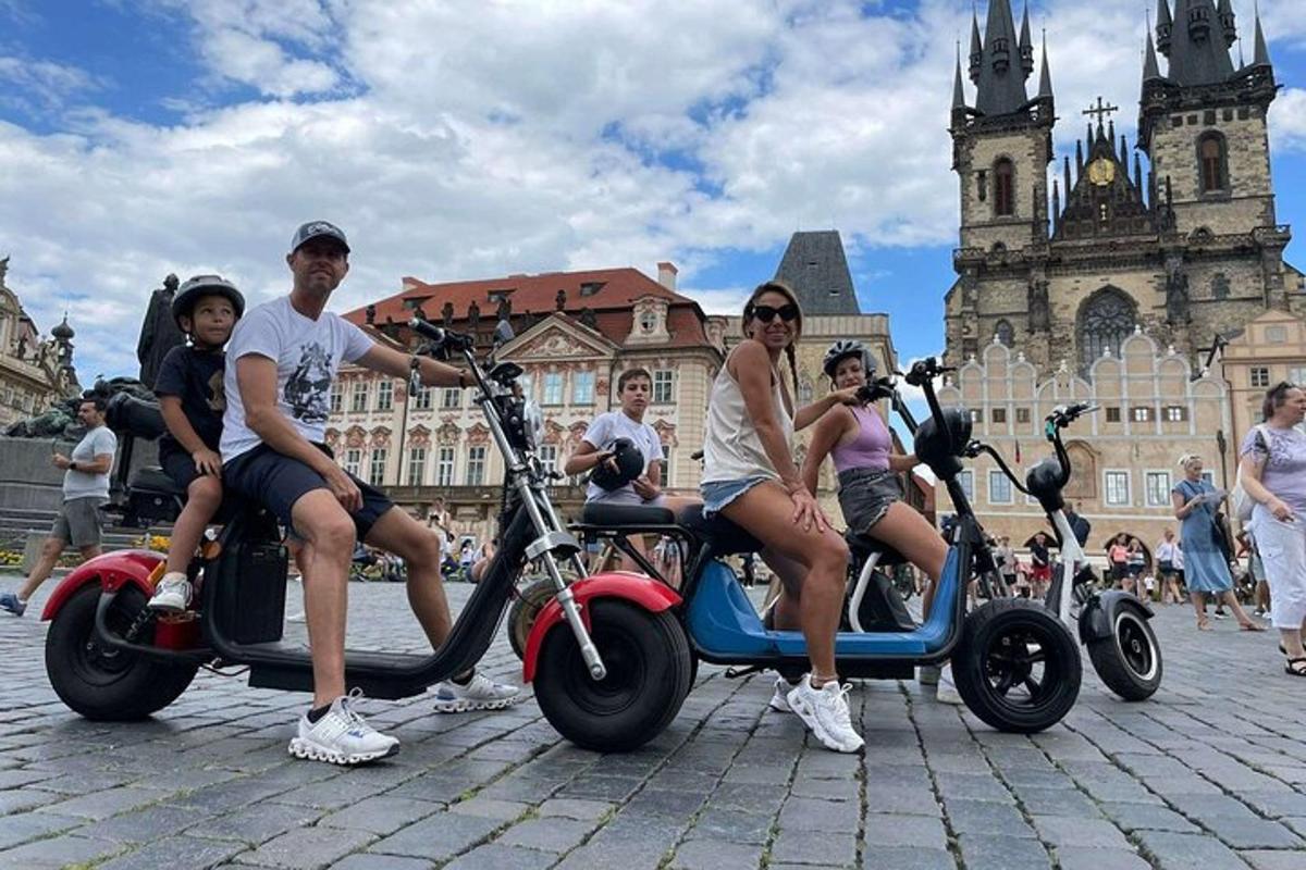 skupina lidí jedoucích na koloběžkách ve městě