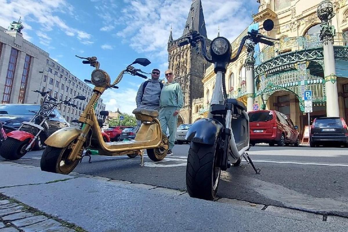 dva muži stojící vedle dvou skútrů na městské ulici
