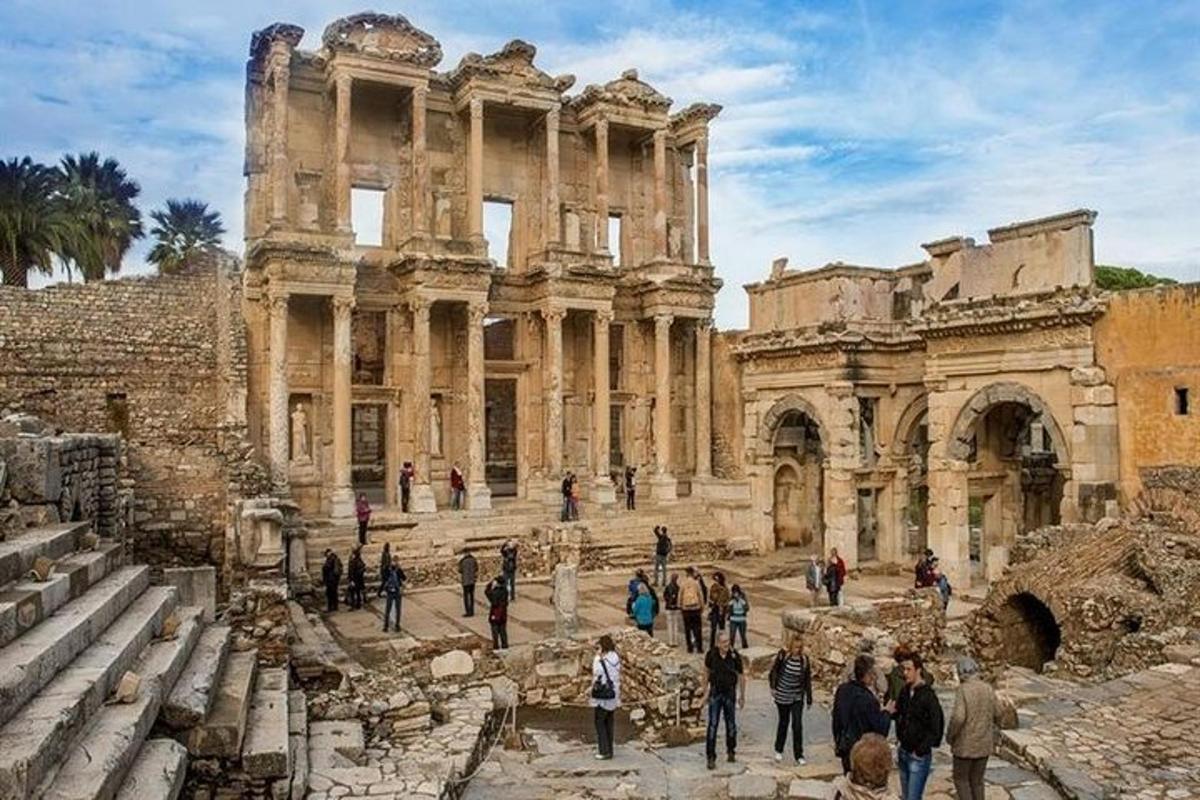 un gruppo di persone in piedi davanti a un edificio