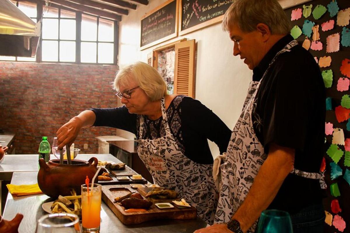 Ein Mann und eine Frau bereiten an einem Tisch Essen zu