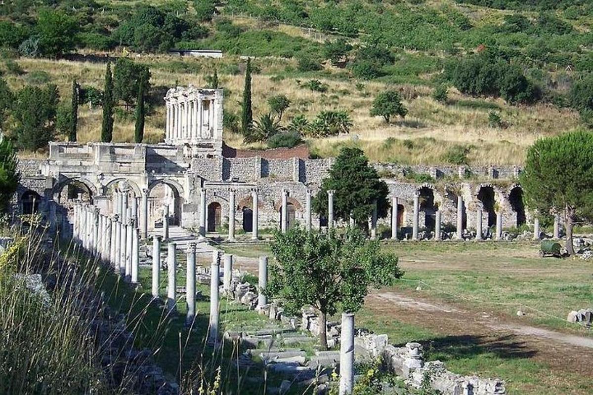 un vecchio edificio in un campo accanto a una recinzione