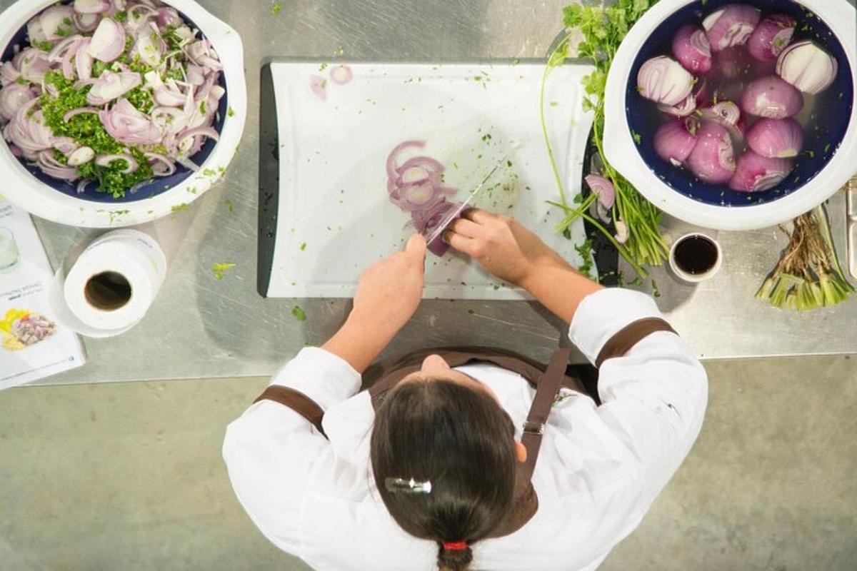 seseorang memegang gambar semangkuk makanan