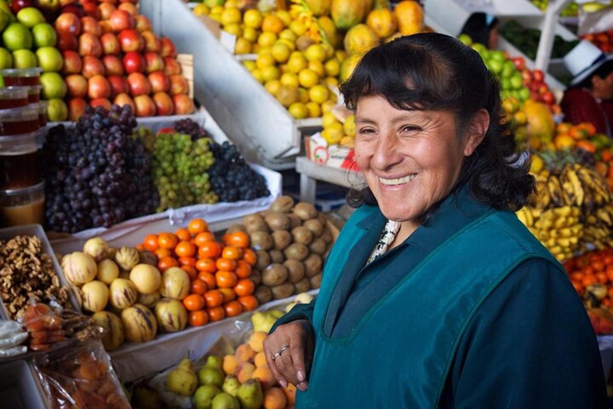 seorang wanita berdiri di hadapan kedai buah
