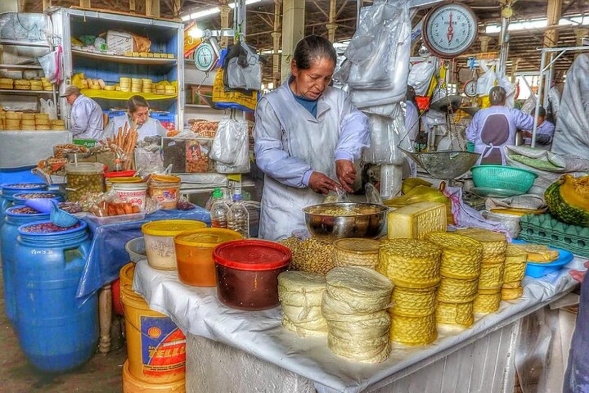 seorang wanita menyediakan makanan di atas meja di pasar