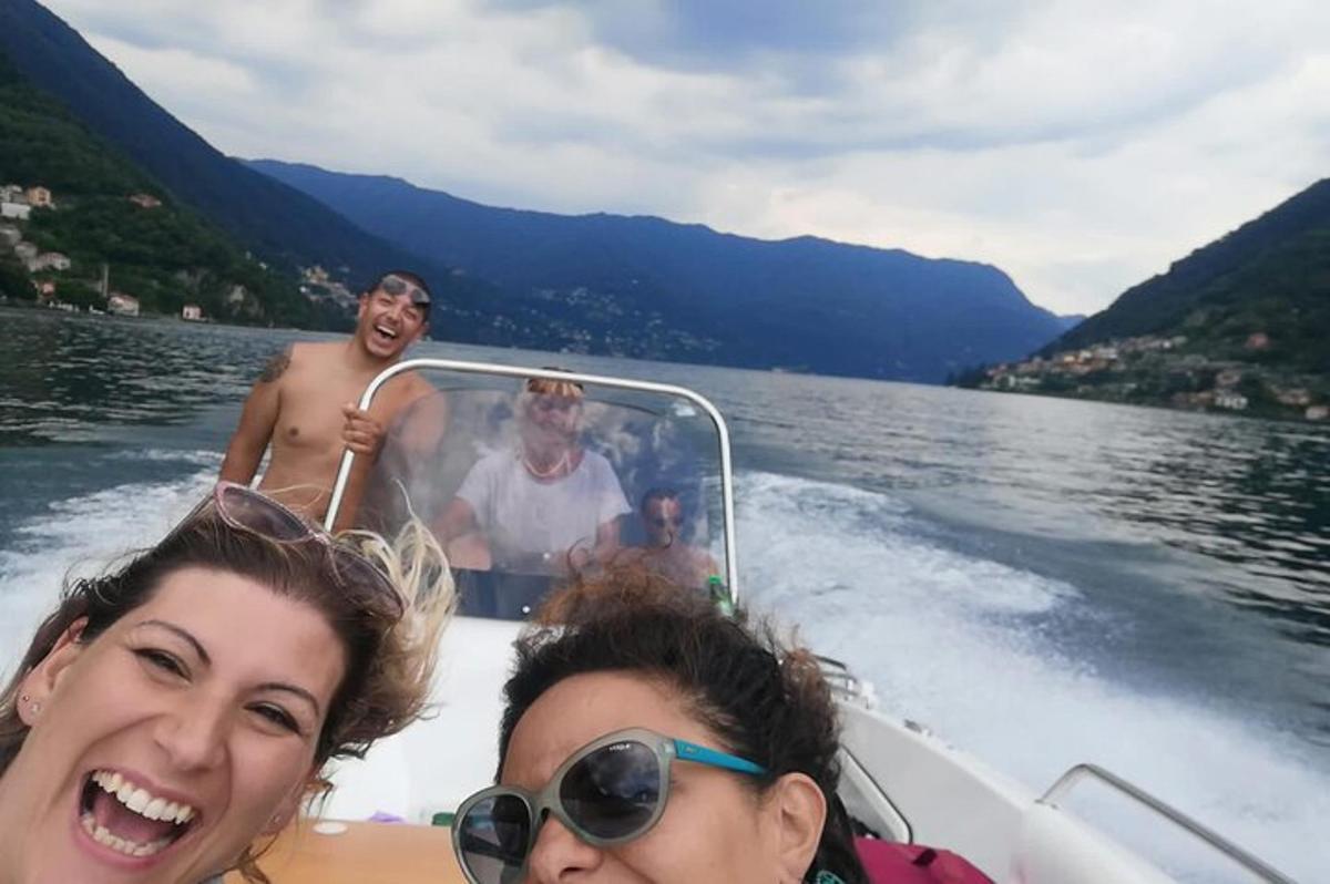 um grupo de pessoas em um barco na água