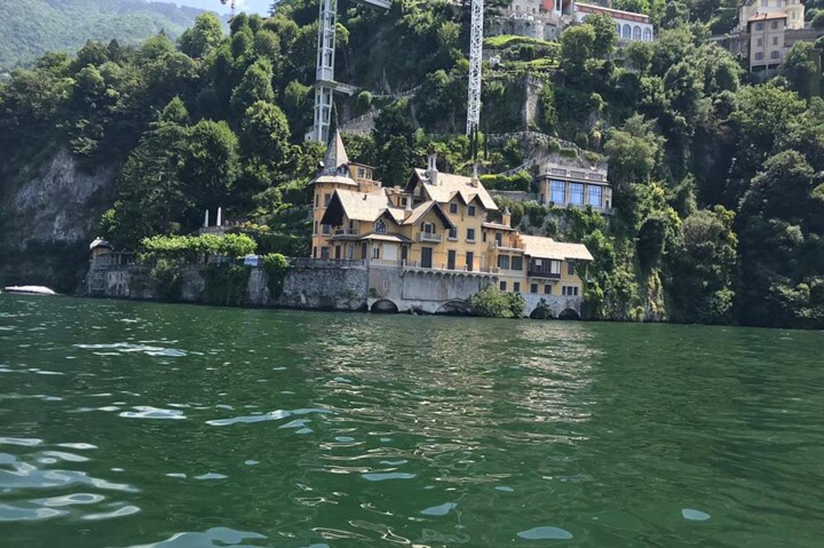 кућа усред водене површине