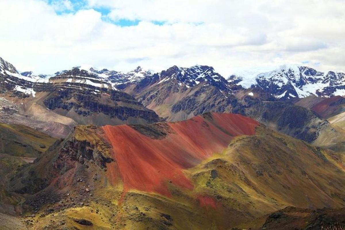 una vista aerea di una catena montuosa con montagne innevate