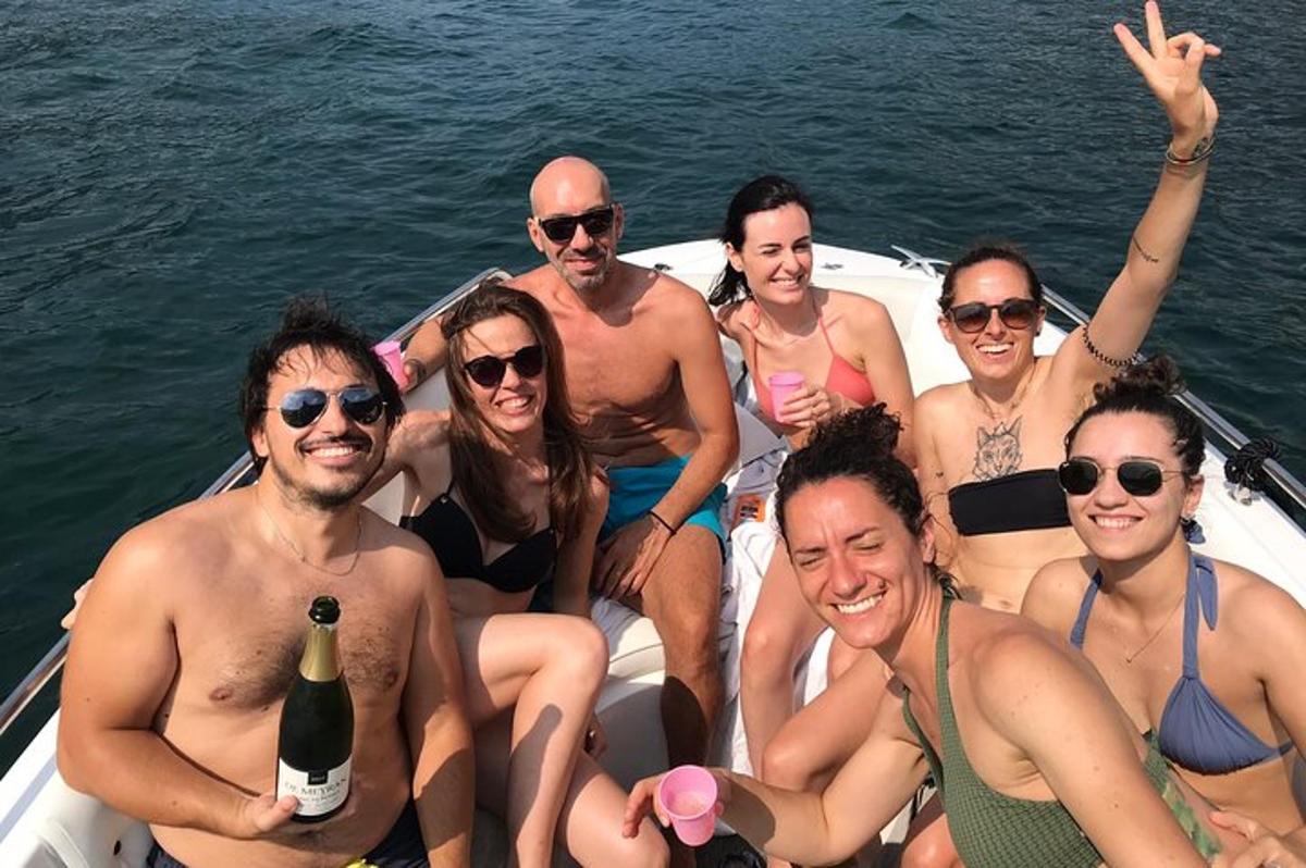 um grupo de pessoas em trajes de banho em um barco
