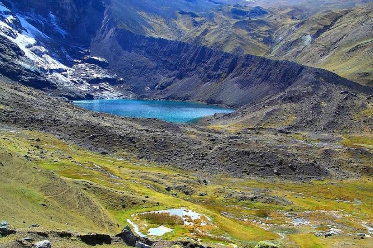 una vista di un lago di montagna in una valle