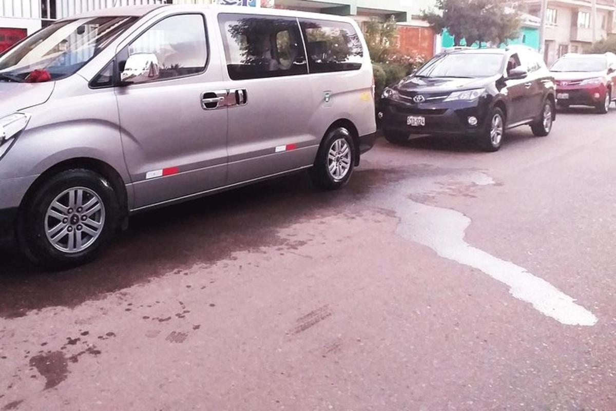 dodávka zaparkovaná na kraji ulice