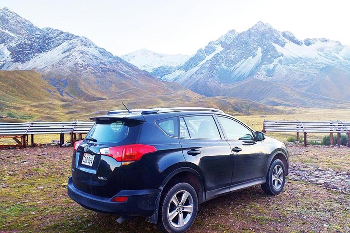 sebuah mobil hitam terparkir di depan gunung