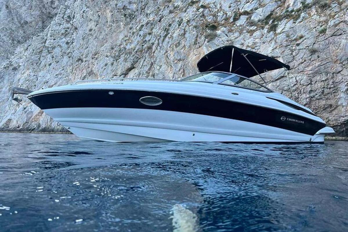 un vaixell assegut a l'aigua al costat d'un penya-segat