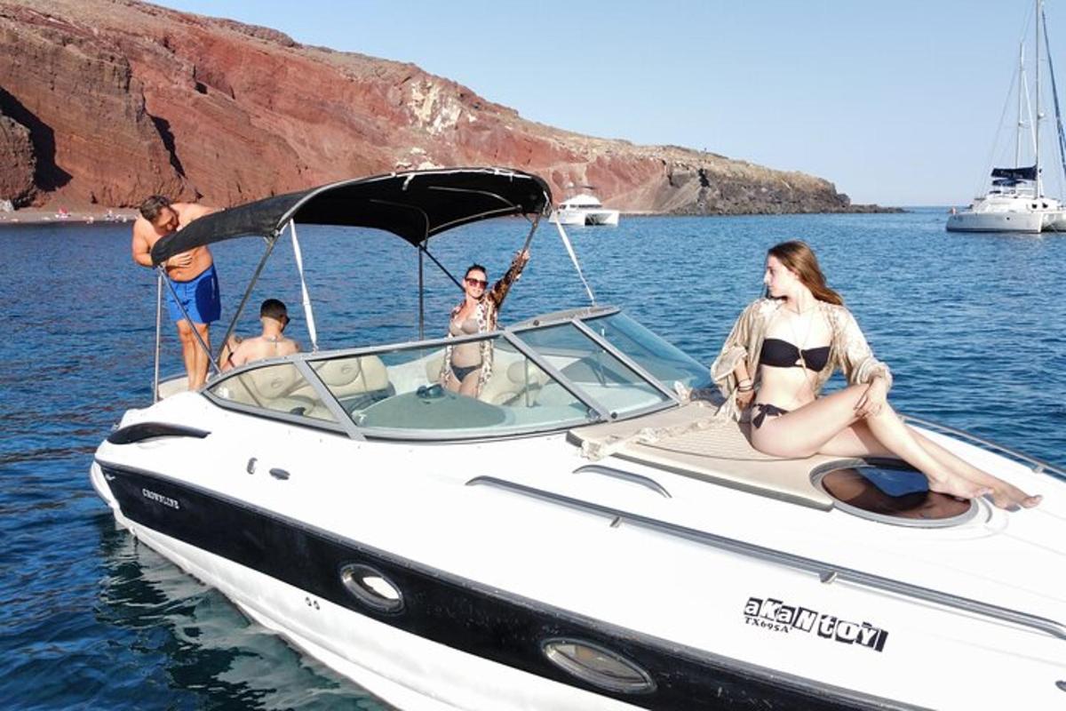 μια ομάδα ανθρώπων σε μια βάρκα στο νερό