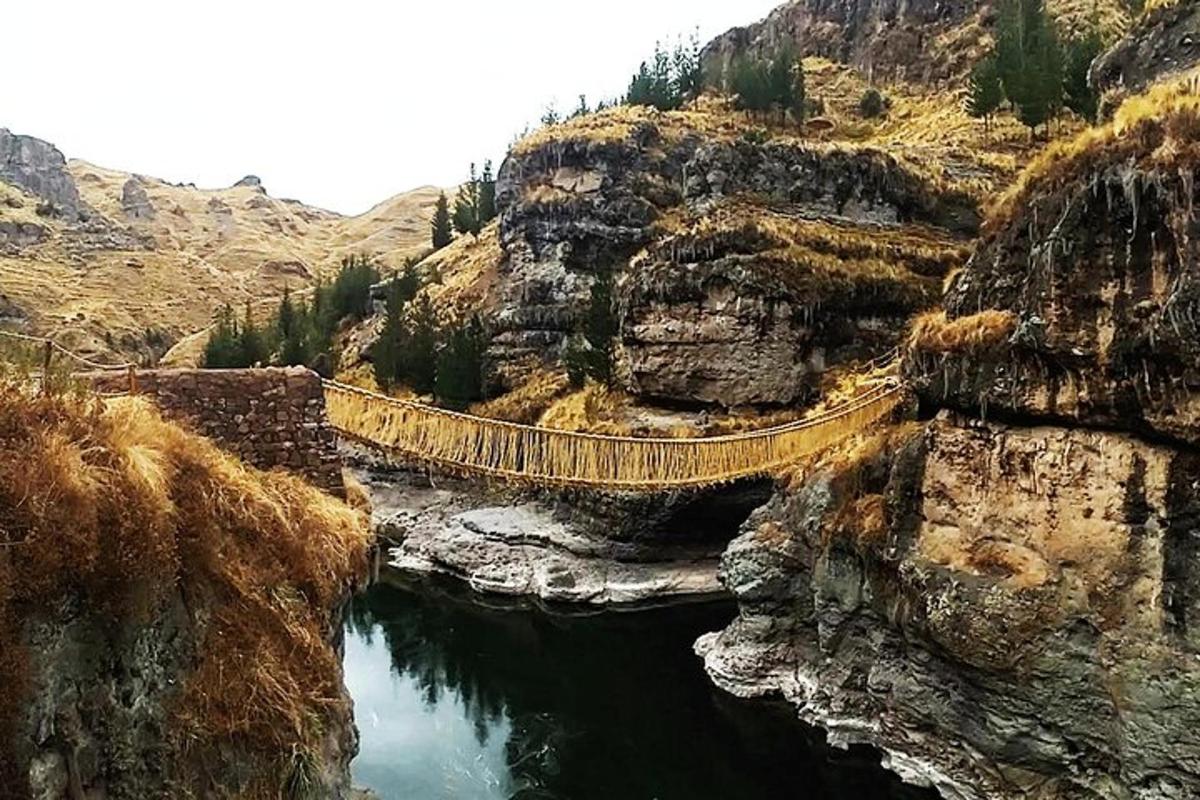 un ponte sopra un fiume su una montagna rocciosa